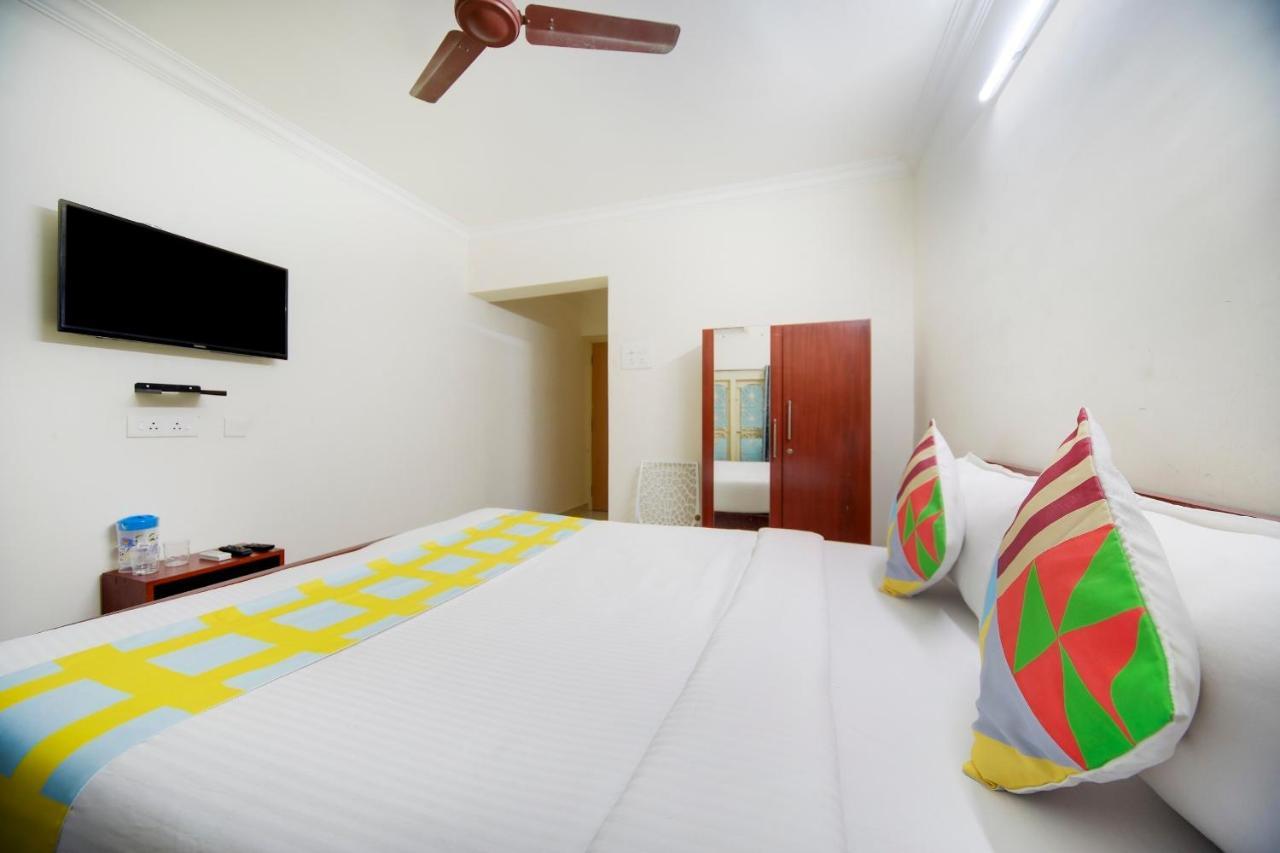 Hotel Yadvik Csennai Kültér fotó